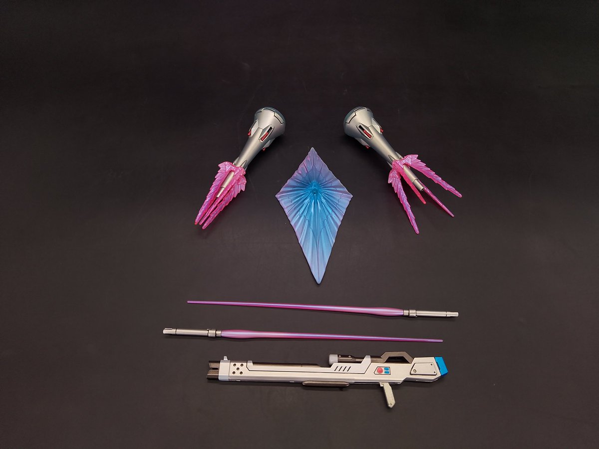 HGレジェンドガンダム
スミ入れや武器、エフェクト部分の塗装をして完成です！

ラグレアでかっこよく展示させていただきました！

#レジェンドガンダム
#ガンダム
#ガンプラ
#ラグレア