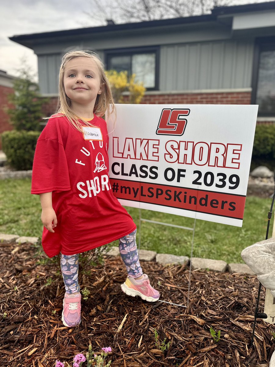 myLSPS's tweet image. 🪧 Class of 2039 families—send a photo with your Class of 2039 lawn sign to social@lsps.org for a chance to win a @myLSPS gift basket sponsored by The Shorian Shop! #myLSPS #myLSPSKinders