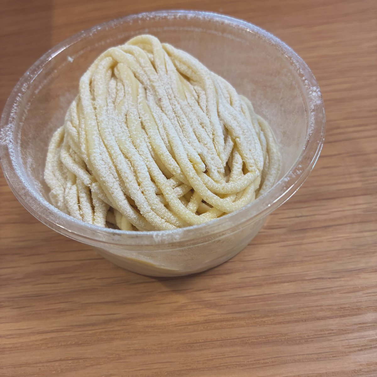 mmry_eo's tweet photo. これ大好きなんです〜🍠💜
去年の秋いただいて、また春に食べられるなんて思わなかったなぁ😍
前はメープルっぽいじゃりじゃり？がもっとあった気がするのですこしレシピが変わったのかな🤔？
バトーさんのクリームはどれも練乳みがあってしっかりあまいのが好み！美味しい〜！ https://t.co/HGTpkmlhRk