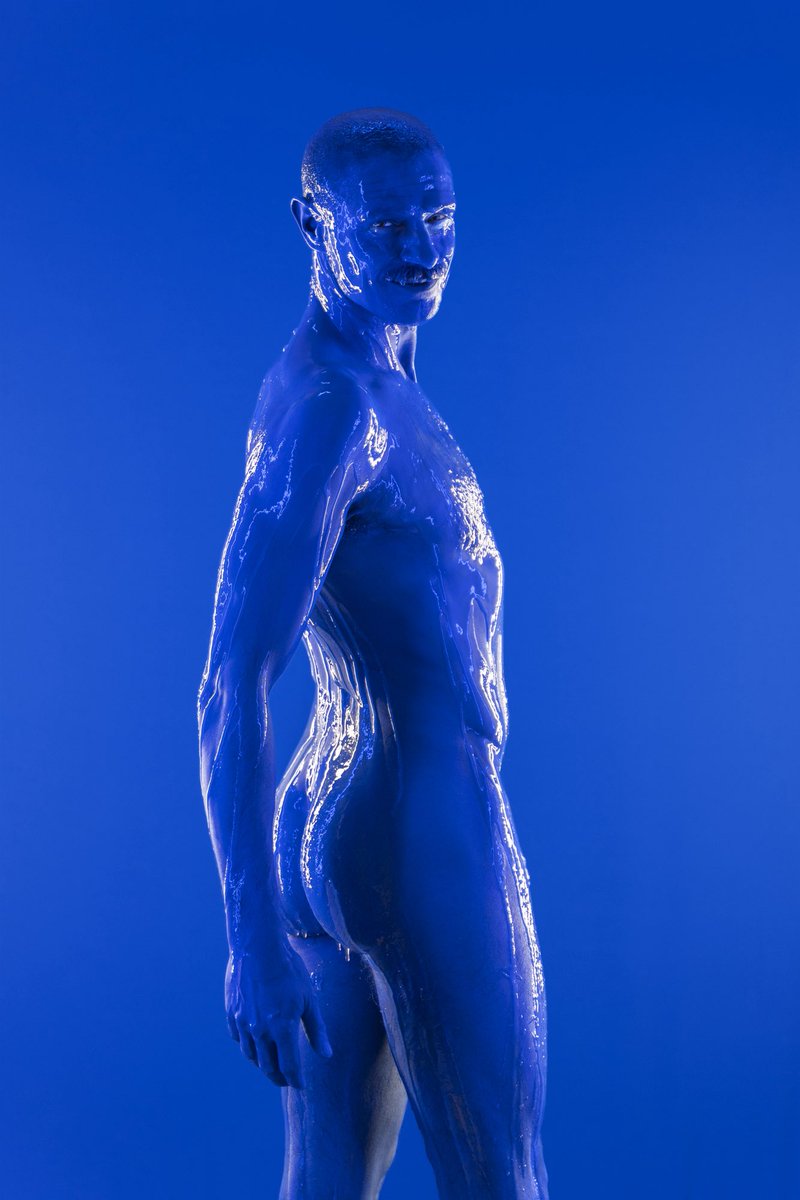 Ferran_SC_2026's tweet image. Le bleu monochrome : bien plus qu'une couleur, une porte vers l'immatériel. 💙 En effaçant les formes, on touche à l'infini et au spirituel. Une immersion totale où la sensation devient pure émotion.

#Art #Monochrome #Bleu #Contemporaryart #nude