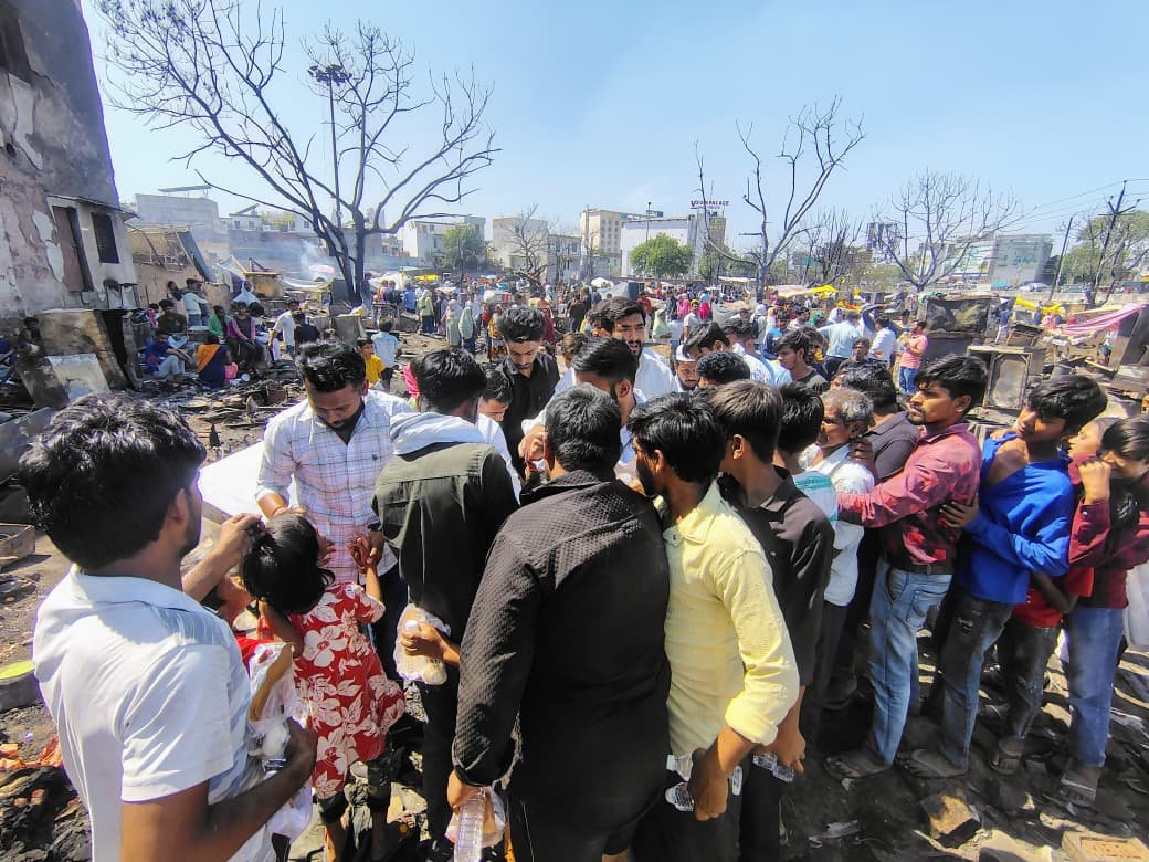 bstvlive's tweet image. लखनऊ: विकास नगर में भीषण अग्निकांड मामला

➡NSUI के कार्यकर्ता घटना स्थल पर पहुंचे 
➡राशन, खाना, लेकर पहुंचे NSUI कार्यकर्ता
 
#Lucknow #NSUI #Fire @nsui