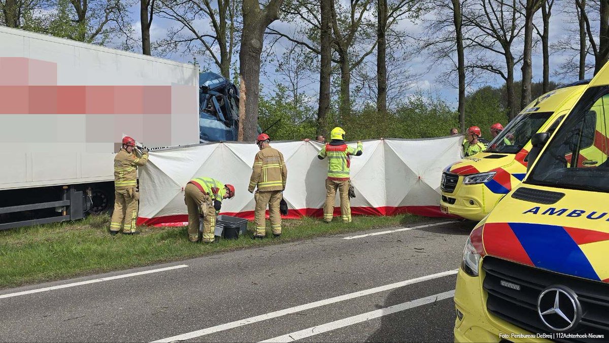 Chauffeur onwel en met vrachtwagen van de weg op N818