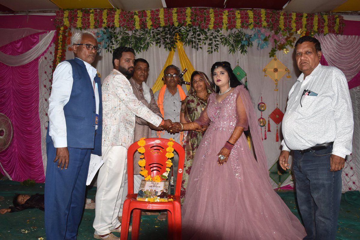 KCSahuSP's tweet photo. @NBPJournalist 
🌹शान्ति देहदान चैरिटेबल ट्रस्ट द्वारा सौ.कां. नेहा साहू संग चि. सौरभ साहू को संविधान की परिक्रमा एवं शपथ से बनाया "जीवन साथी"🌹
9451575733 -संस्थापक https://t.co/uxdfesh6Hh