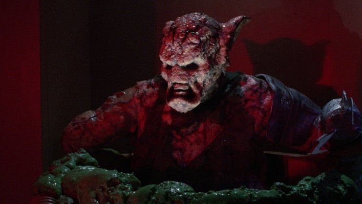 ENDEMONIADOS (DEMONWARP) es una de esas películas que uno no puede creer que exista. Lo que comienza como un slasher protagonizado por un bigfoot termina convertido en una historia sobre rituales satánicos con zombies y alienígenas de por medio. Café para los muy cafeteros.