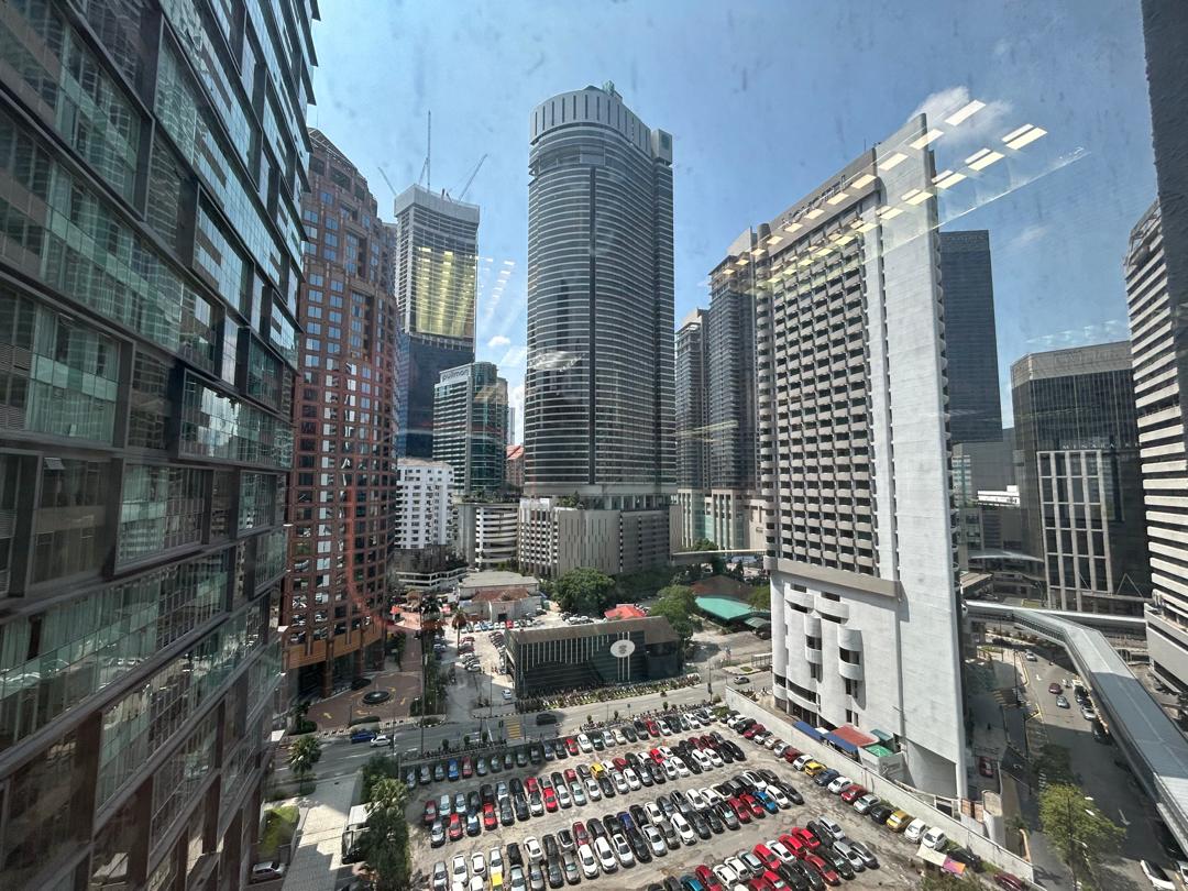 azlan_property's tweet image. Office @ Wisma UOA 2, Jalan Pinang KLCC Kuala Lumpur🚀! 
Corner unit with size 2,508 sqft. Walking distance to KLCC, Pavilion, MRT, Monorail &amp;amp; LRT. 📷 Contact now to arrange a viewing! tinyurl.com/mrym6n6c  b28/35 #mrt #lrt #monorail #klcc #wismauoa2 #kualalumpur #pavilion
