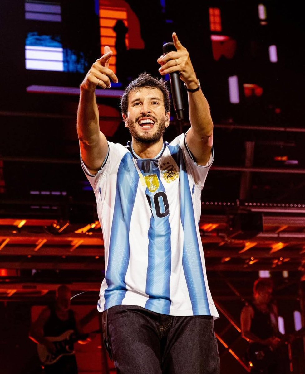Lo mejor del show de Argentina 🇦🇷 Es que él estabá feliz <a href="/SebastianYatra/">Sebastian Yatra</a> ♥️💫

📍Movistar Arena