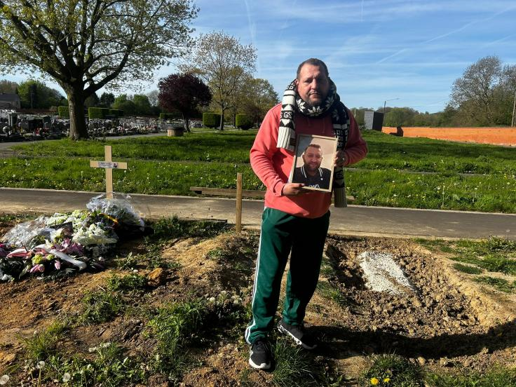 delestoile's tweet photo. 🇧🇪 Quaregnon. Rodzina zmarłego przed rokiem Samira Benbouali jest zszokowana i oburzona. Podczas odwiedzin grobu ich męża i ojca zastali w sąsiedztwie chrześcijańską mogiłę, w części cmentarza, którą rodzina uważała za parcelę muzułmańską. „To jest jak zdrada”
„Zgodnie z naszymi przekonaniami i wierzeniami coś takiego nie powinno nawet istnieć. Kiedy modlimy się za muzułmanina, a tuż obok stoi katolik lub protestant, modlitwy nie trafiają do naszego bliskiego.”