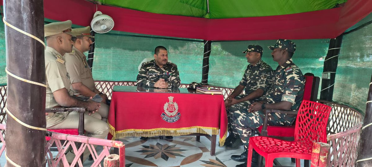 43BnSSB_INDIA's tweet image. श्री उज्जल दत्ता, कमांडेंट 43वीं वाहिनी द्वारा चेक पोस्ट ककरहवा का भ्रमण कर सुरक्षा, समन्वय एवं अन्य महत्वपूर्ण परिचालनिक कारणों को ध्यान में रखते हुए स्थानीय पुलिस के साथ बैठक एवं संयुक्त गश्ती की गई।
@dgssbmha
@ssbftrlucknow
@ssbshqgkp
#BorderSecurity
#JointPatrolling