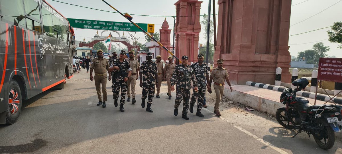 43BnSSB_INDIA's tweet image. श्री उज्जल दत्ता, कमांडेंट 43वीं वाहिनी द्वारा चेक पोस्ट ककरहवा का भ्रमण कर सुरक्षा, समन्वय एवं अन्य महत्वपूर्ण परिचालनिक कारणों को ध्यान में रखते हुए स्थानीय पुलिस के साथ बैठक एवं संयुक्त गश्ती की गई।
@dgssbmha
@ssbftrlucknow
@ssbshqgkp
#BorderSecurity
#JointPatrolling