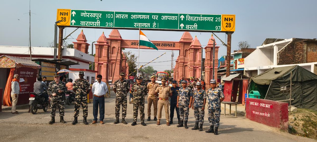 43BnSSB_INDIA's tweet image. श्री उज्जल दत्ता, कमांडेंट 43वीं वाहिनी द्वारा चेक पोस्ट ककरहवा का भ्रमण कर सुरक्षा, समन्वय एवं अन्य महत्वपूर्ण परिचालनिक कारणों को ध्यान में रखते हुए स्थानीय पुलिस के साथ बैठक एवं संयुक्त गश्ती की गई।
@dgssbmha
@ssbftrlucknow
@ssbshqgkp
#BorderSecurity
#JointPatrolling