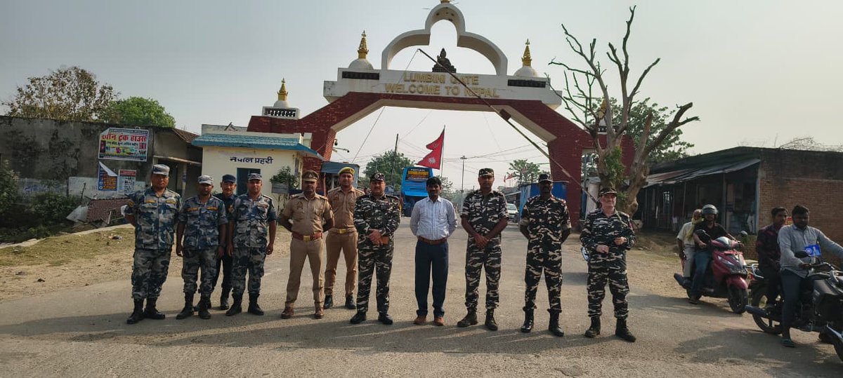 43BnSSB_INDIA's tweet image. श्री उज्जल दत्ता, कमांडेंट 43वीं वाहिनी द्वारा चेक पोस्ट ककरहवा का भ्रमण कर सुरक्षा, समन्वय एवं अन्य महत्वपूर्ण परिचालनिक कारणों को ध्यान में रखते हुए स्थानीय पुलिस के साथ बैठक एवं संयुक्त गश्ती की गई।
@dgssbmha
@ssbftrlucknow
@ssbshqgkp
#BorderSecurity
#JointPatrolling