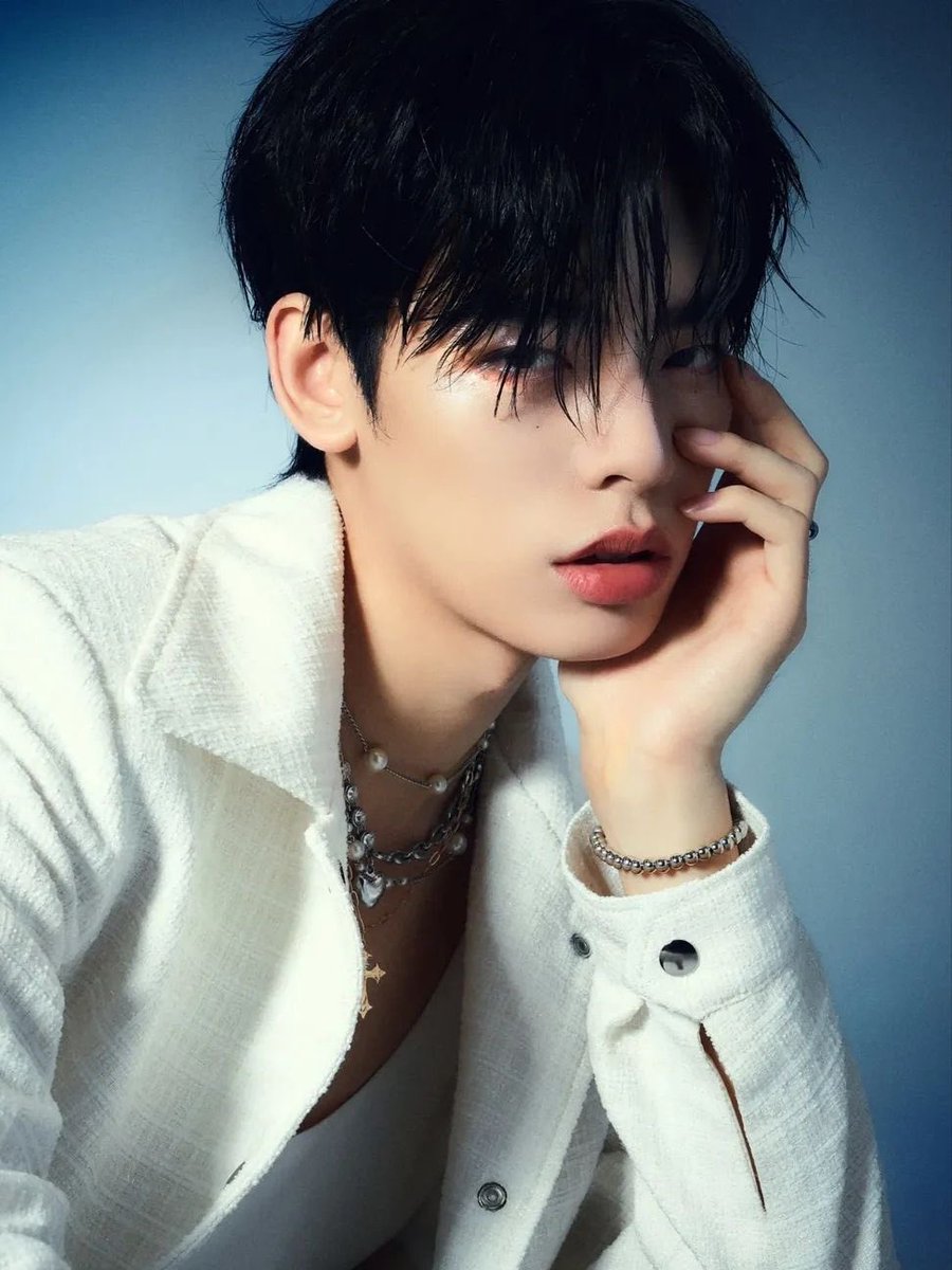 porchomp's tweet photo. i need a bl where teetee keeps getting into trouble on purpose just to get a reaction, and por, his ex-idol turned manager, is the only one who can handle him without backing down https://t.co/hkgC6JwtMj