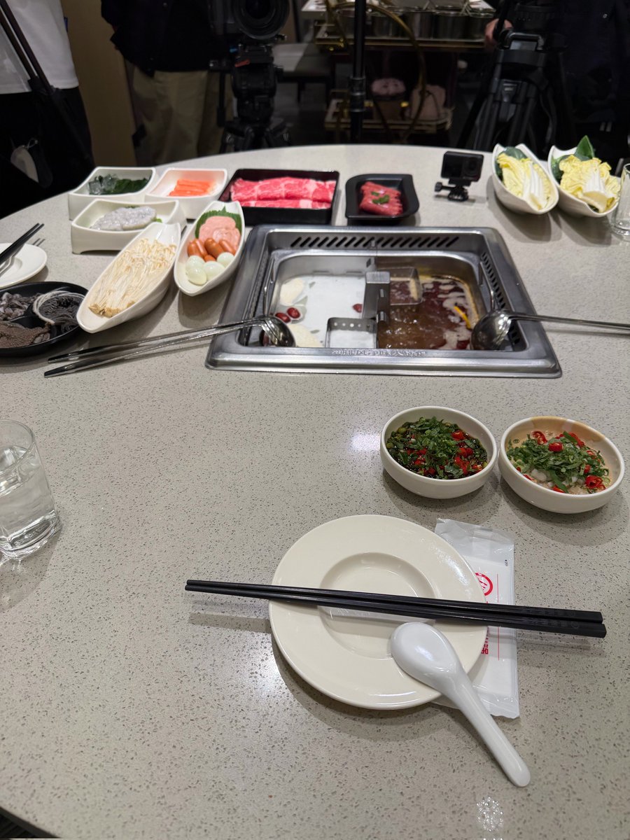 xopinkpink's tweet photo. 결국 오세훈 하이디라오 혼밥했네ㅋㅋㅋ
아 자컨 생각만해도 벌써 웃김 https://t.co/QX8O12Oivx