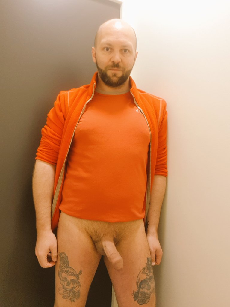 En demi molle au toilettes du boulot. Qui me rejoint ?🤔😜💦🍆
Half-hard in the office bathroom. Who's joining me? 🤔😜💦🍆
