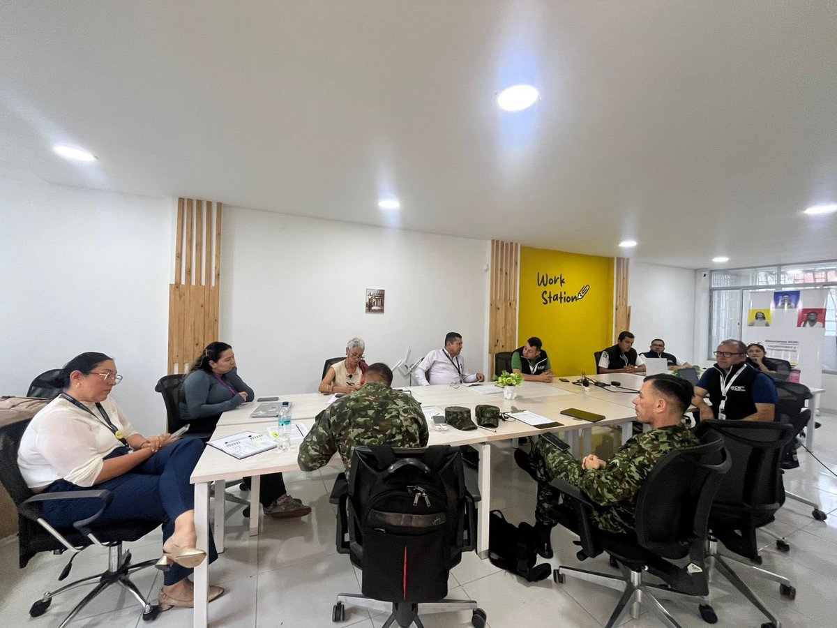 CNE_COLOMBIA's tweet photo. #CNEConLasRegiones | En #Casanare, nos reunimos con el @COL_EJERCITO y la @Registraduria para articular esfuerzos en la capacitación de testigos electorales, de cara a las elecciones presidenciales. ¡Un solo equipo, Colombia Unida en Democracia! https://t.co/3L5AV1M1PJ