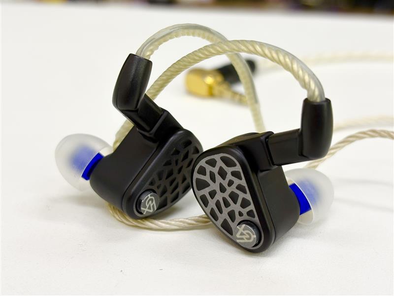 e_earphone_NPB's tweet photo. 【#eイヤ大阪日本橋本店】
🌃本日の営業は終了しました🌃

🌟今日は何の日🌟
5年前の今日（2021/04/16）は
『U18s』 の発売日！
つまり…祝・5歳!?🎉

🎧記念日に合わせたイヤホンをご紹介！

#64Audio 『U18s』
プロの現場（ステージ・スタジオ）での使用を前提に設計された高性能＆高い汎用性を誇る1本

✔ 18基のBAドライバー搭載
✔ 圧倒的な解像度と音の整列感
✔ 正確な音像・定位で細部まで描写

発売から5年以上経った今も
その実力で支持され続けるモデルです✨
店頭でご試聴可能！
ぜひその実力を体感してみてください！