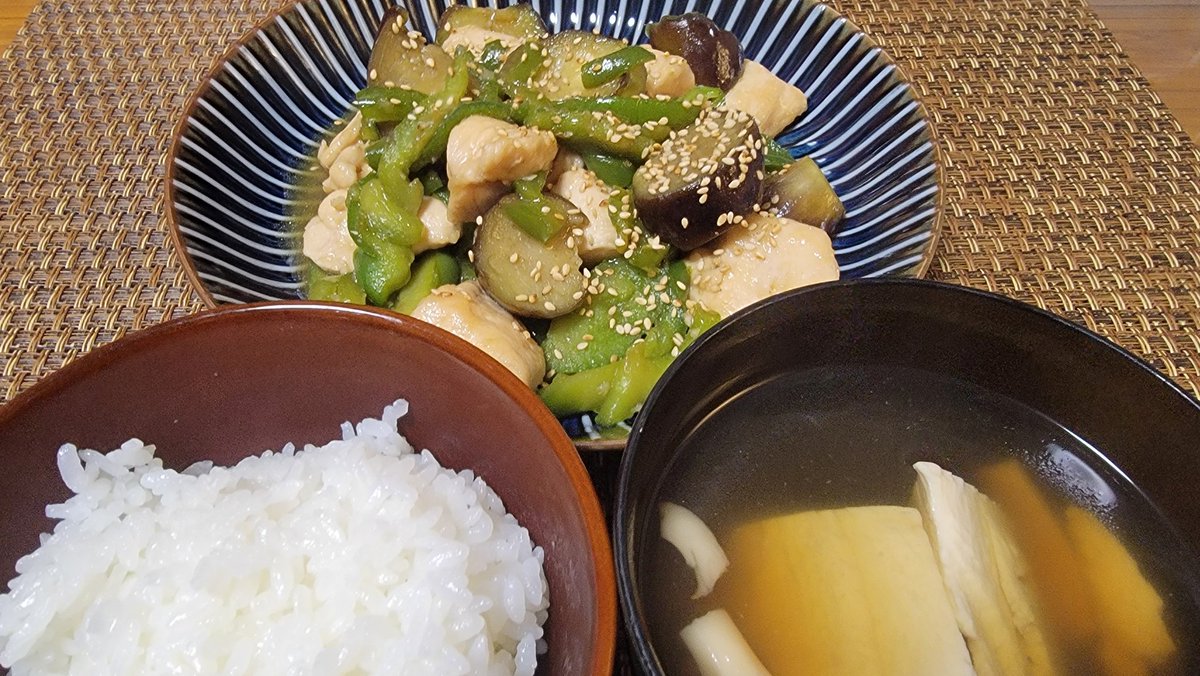 今日の晩ごはんは
鶏肉と茄子ピーマン炒め
豆腐と舞茸のお汁
舞茸入れれば大概旨くなる説。
#おうちごはん
#晩ごはん
#説男爵
