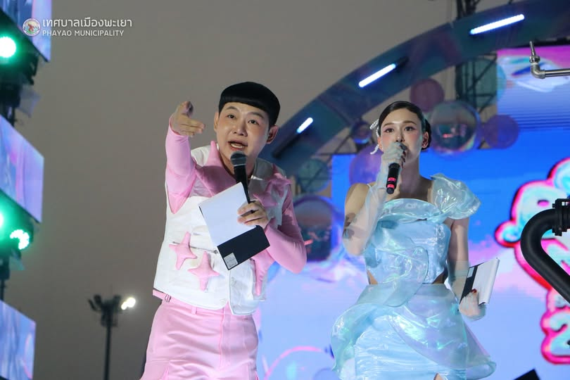 JackiesMangoes's tweet image. รูปแจ็คกี้ในงาน #BubbleWavePhayao จากเพจ เทศบาลเมืองพะเยา

🔗facebook.com/share/1CjtpLKn…
🔗facebook.com/share/14d4V8oQ…
🔗facebook.com/share/1BXqTkpi…

#BubbleWave2026 #PhayaoFestivals
#แจ็คกี้ชาเคอลีน #Jackie_Jacqueline