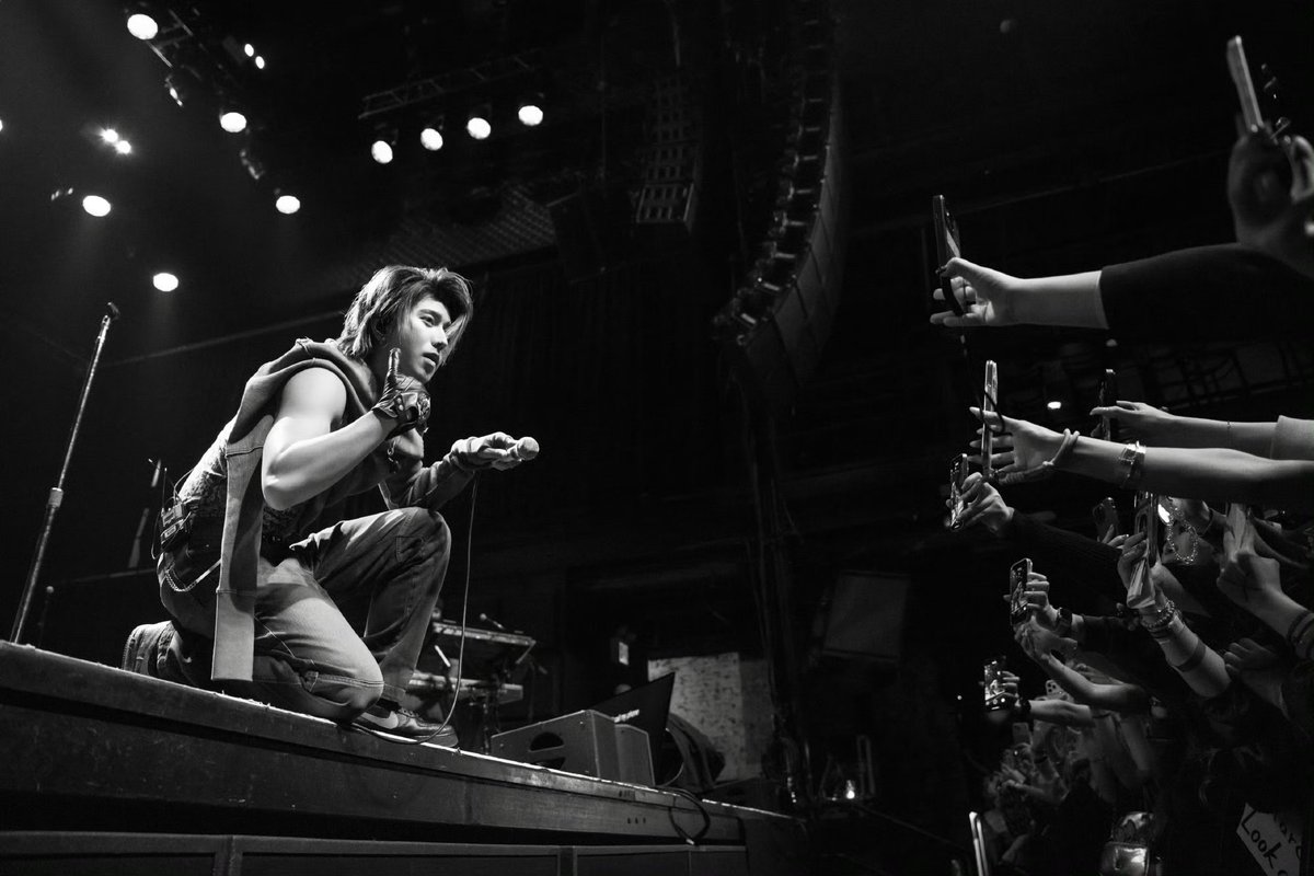 Everyone now knows KUN's little secret — he loves interacting with front phone cameras.

KUN in New York
#KUN #KUNWorldTour2026
#AnEveningWithKUN_NYC
<a href="/kun_officialx/">KUN</a>