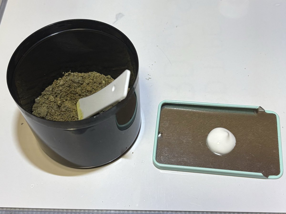 soft_metal's tweet photo. ピックが滑るのが気になるので
公園で砂を拾ってきて
木工用ボンドにまぜて
ピックに塗ってみた。
上手くいくだろうか。 https://t.co/0tQ5kQpqOh