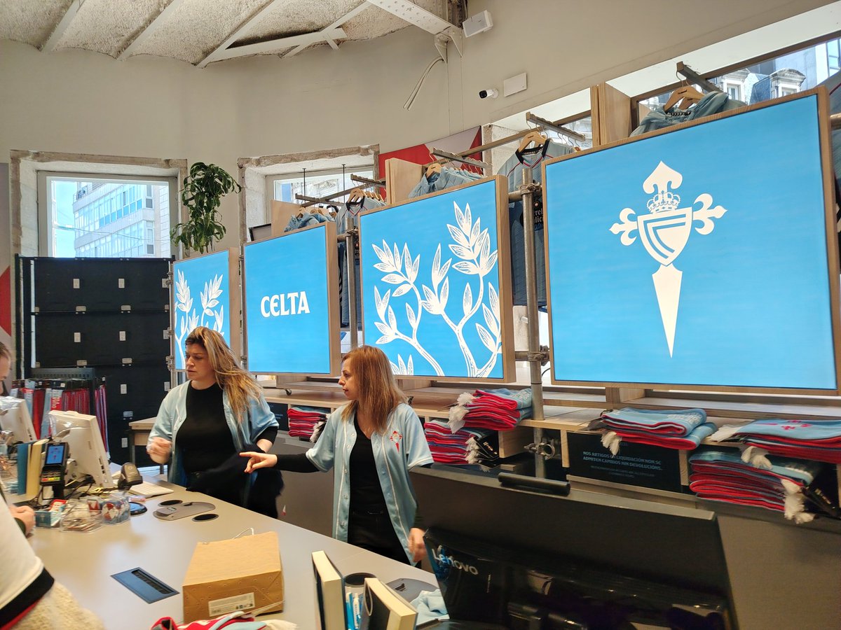 La botiga del <a href="/RCCelta/">Celta</a> al Centre de Vigo , plena a petar. La ciutat està amb l' equip com mai.