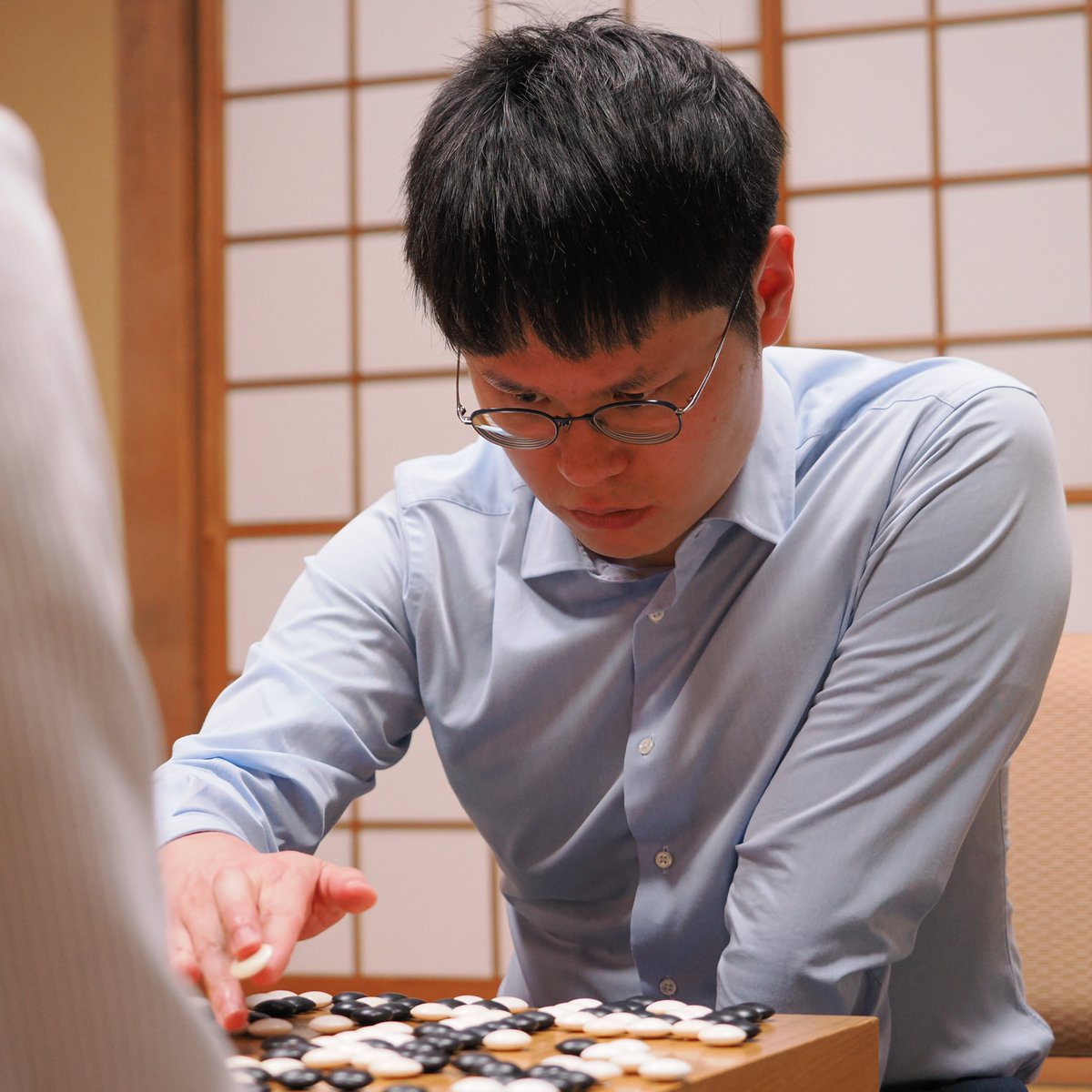 公）名人リーグは棋聖のタイトルを引っ提げて戻って来た芝野虎丸棋聖が余正麒九段に１８６手までで白番中押し勝ちし、スコアを３勝１敗に伸ばして許家元九段、本木克弥九段に並ぶ同星首位に立ちました。余さんは２勝３敗で黒星先行。リーグ後半戦は残留争いに回ります。