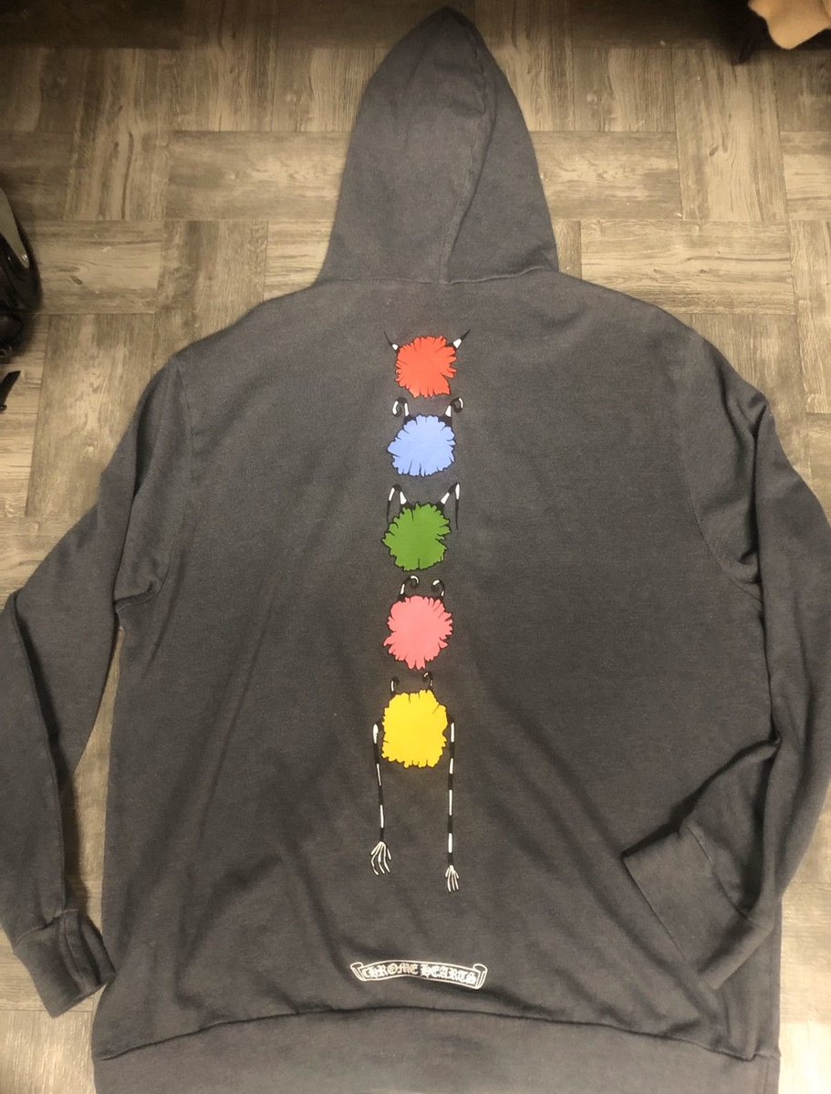 Daesung representing 😏 

They are 5. Always 5. 
Red - YB
Blue - Seungri
Green - Top
Pink - Ji
Yellow - Dae

Idc how small the gesture is. Anything that annoys otshits is a win

For anyone wanting it it’s the Chrome Hearts x Matty Boy collab grey hoody
