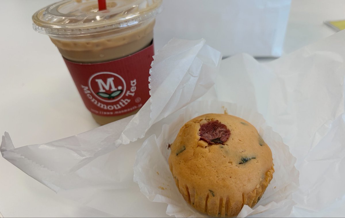 iam_asheng's tweet photo. 行ってみたかったマンモスティー（東京ドーム店）！ミルクティーは港式奶茶を彷彿させるような濃厚さで美味しい。12時まではモーニングセットでドリンク＋20円でマフィンが付けられるのも嬉しい。会社に持っていって優雅なモーニング！ https://t.co/rKyB9T4qww