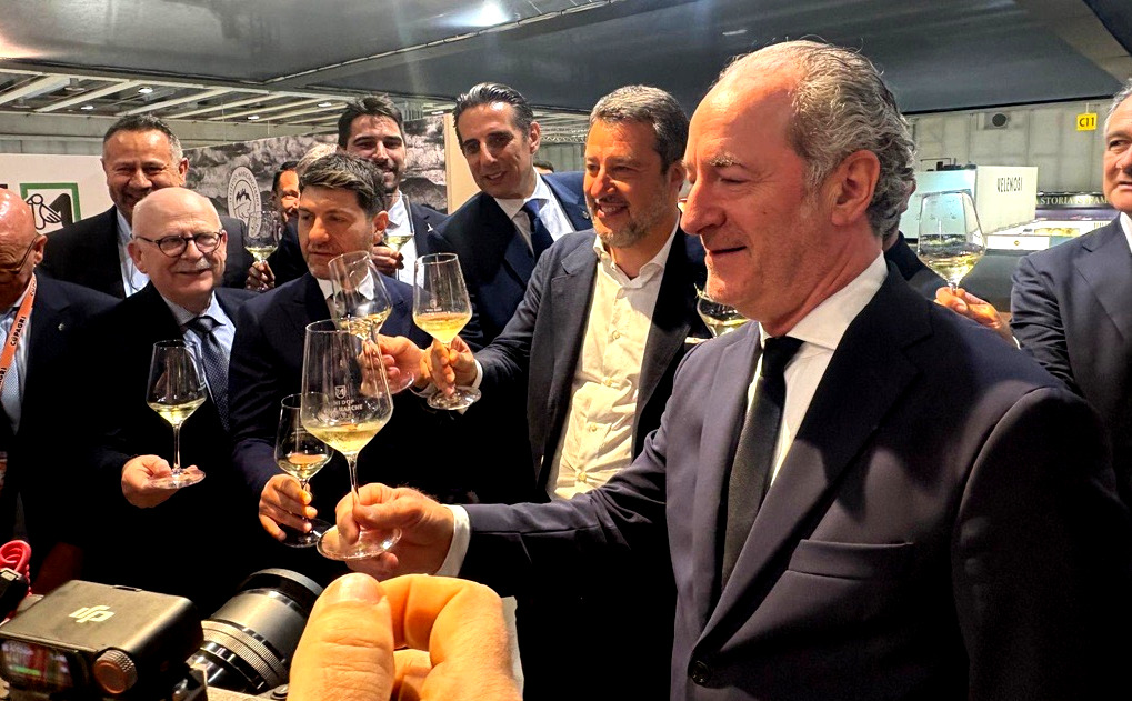 WineNewsIt's tweet image. “Il #vino per l’#Italia è ricchezza, #cultura e #presidiodeiterritori, delle aree interne e collinari”. A WineNews, il #vicePremier @matteosalvinimi, #Ministro @mitgov_it Trasporti (nel #brindisi nella @RegioneMarcheIT, che ci ha ospitato a #Vinitaly2026), winenews.it/it/il-vino-per…