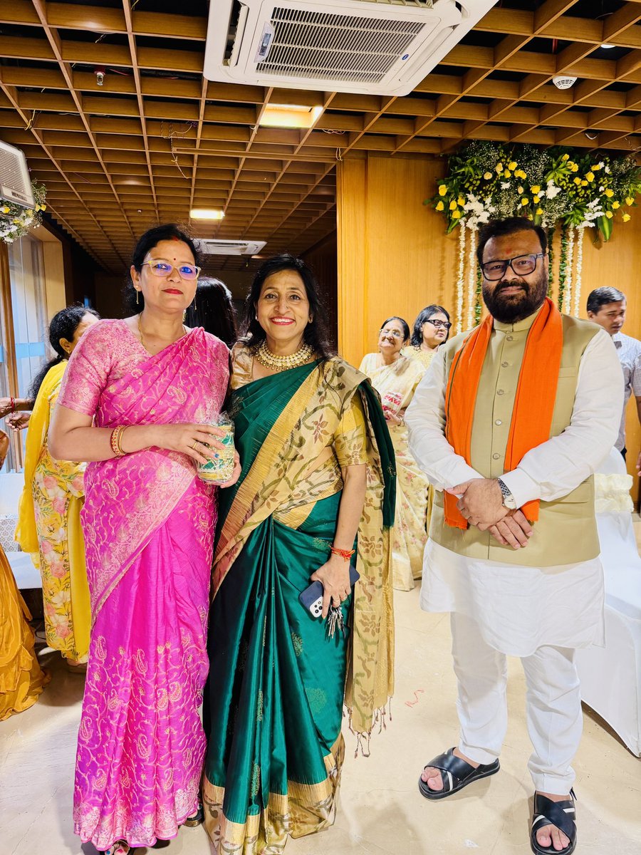 ajaysinghhindus's tweet photo. आज पटना स्तिथ हमारे द रेजिडेंसी सिटी सेंटर के कम्युनिटी हॉल में आयोजित अपूर्वा जी के मेहंदी समारोह में शामिल होकर इस पावन एवं हर्षोल्लास से भरे अवसर का साक्षी बना।
अपूर्वा जी के उज्ज्वल एवं सुखमय वैवाहिक जीवन की कामना की।
#bihar #patna https://t.co/nEwEN9H5UY