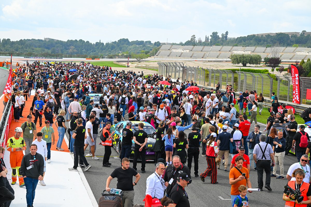 EuroNASCAR's tweet photo. 70 drivers, 27 cars, 19 nations: The competitive grids in V8GP and the OPEN championships promises one of the closest battles in history when the 2026 @NASCAR Euro Series starts at @CircuitValencia in Spain 🌍

Find out more on https://t.co/Qclfbeb46W 🇪🇸 https://t.co/h2nxQVDDn9