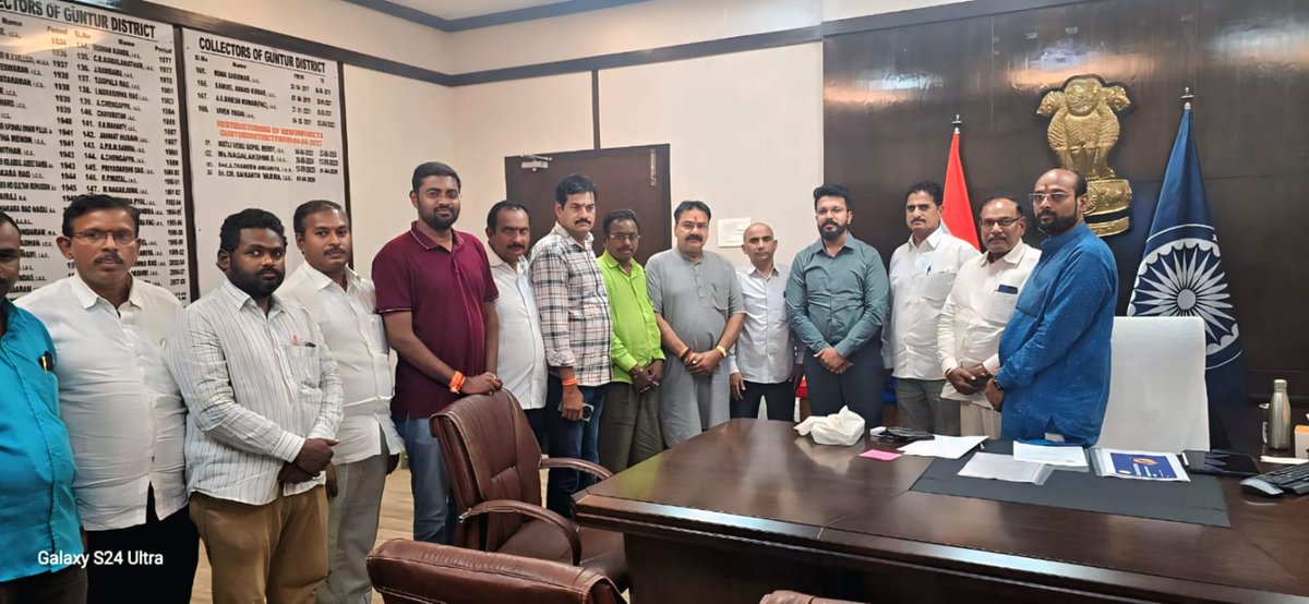 గుంటూరు జిల్లా కలెక్టర్‌గా నూతనంగా నియమితులైన శ్రీ సాయి కాంత్ వర్మ గారిని, గుంటూరు జిల్లా బీజేపీ అధ్యక్షులు శ్రీ చెరుకూరి తిరుపతిరావు గారి ఆధ్వర్యంలో రాష్ట్ర, జిల్లా నాయకులతో కలిసి మర్యాదపూర్వకంగా కలిసిన సందర్భంగా పలు ప్రజా సమస్యలను వివరించారు.

#bjp4guntur