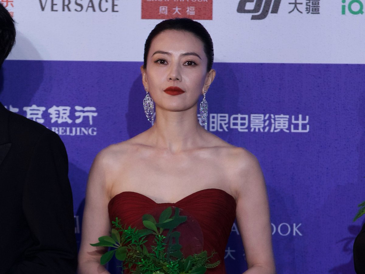 ChinaDaily's tweet image. 🎬Lights, camera, #Beijing! The 16th Beijing International Film Festival (BJIFF) kicks off today, running from April 16 to 25. A galaxy of stars and filmmakers lights up the glamorous opening ceremony red carpet. Are you ready for a spectacular celebration of world cinema? (2/3)