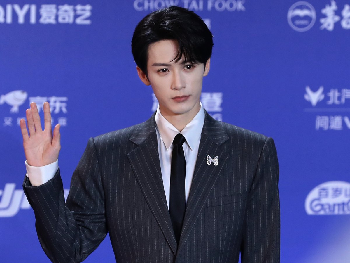 ChinaDaily's tweet image. 🎬Lights, camera, #Beijing! The 16th Beijing International Film Festival (BJIFF) kicks off today, running from April 16 to 25. A galaxy of stars and filmmakers lights up the glamorous opening ceremony red carpet. Are you ready for a spectacular celebration of world cinema? (2/3)