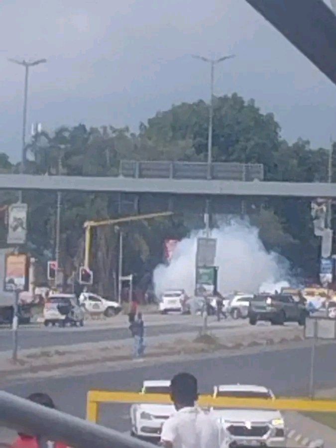 An EFF protest has erupted to chaos on the road between Ilanga Mall and Rob Ferreira Hospital road. This has caused some businesses to have an early close. Please use alternative routes and exercise patience. -LokuhleFM