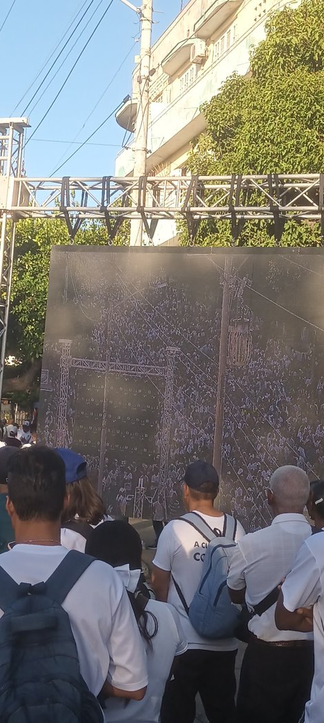 El 16 de abril de 1961, ante una multitud enardecida de patriotismo que despedía también a sus hijos asesinados en los bombardeos contra aeropuertos cubanos el día anterior, el Comandante en Jefe Fidel Castro Ruz declaró el carácter socialista de la Revolución. #Cuba #GirónEsHoy