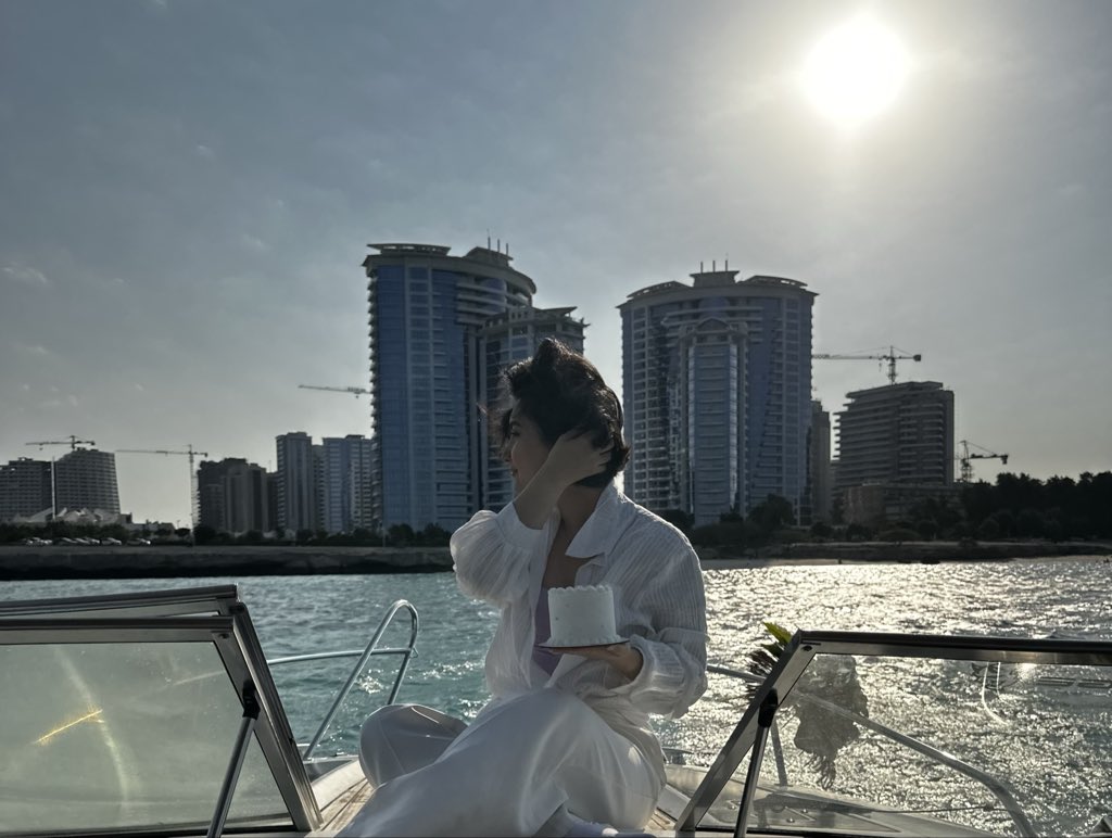 لێرەشدا مانگێک بوو ڕۆژی لەدایکبوونم بوو :))

ت.ب: لێم مەپرسن بۆ لە هەموو وێنەکاندا ڕووت لەلایەکە! چون با نەیدەهێشت، با خەریکبوو کوێری دەکردین! چون با!