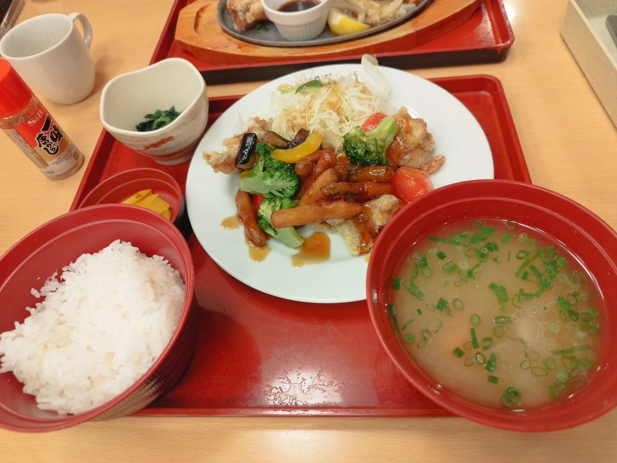 _Rock_sugar_'s tweet photo. 健康診断終わったので食べる(ﾉ･∀･)ﾉ https://t.co/Z7uYF8iPaz