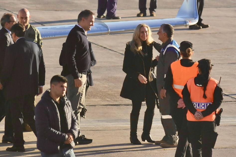 andrea_vanesa's tweet photo. Llegaron Manuel Adorni y Karina Milei a Neuquén. Los recibió de mameluco el presidente y CEO de YPF, Horacio Marín, y salieron en helicóptero hacia el yacimiento Loma Campana de Vaca Muerta.

Le entregarán a YPF la distinción Marca País, en acto cerrado.

📷 @matisubat https://t.co/iPDKwqpR9N