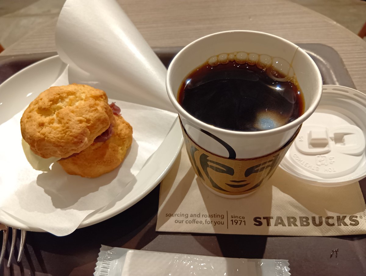 sat5_avanti's tweet image. 今日はAqua Training🏊‍♂️
#水泳
#スターバックス にて
THE フラペチーノ of 加賀 棒ほうじ茶🤭
泳いだ後は🍺呑んで...
あかうお干物と納豆でRecovery⤴️
再び #Starbucks にて
あんバタースコーンサンド😋
&amp;amp; パイクプレイス ロースト☕🥰
#コーヒーのある暮らし
今夜は肌寒い...