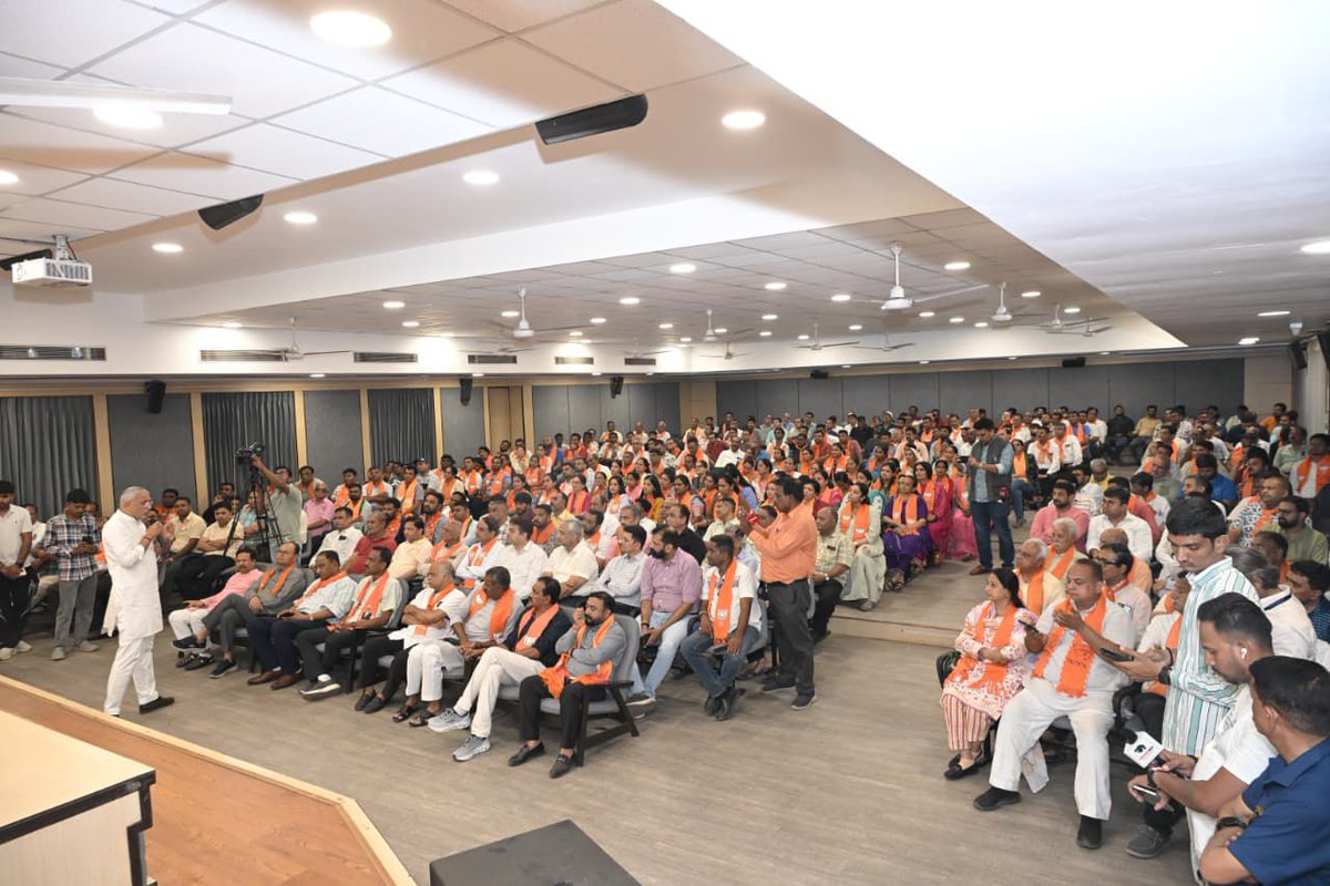 શ્વેતક્રાંતિની ભૂમિ આણંદ ખાતે આજે સામાજિક આગેવાનો સાથે સંવાદ કર્યો.

સમાજના ઉત્થાન, સંગઠનની મજબૂતી અને છેવાડાના માનવી સુધી વિકાસના કાર્યો પહોંચાડવા અંગે સૌ આગેવાનો સાથે સકારાત્મક ચર્ચા થઈ.