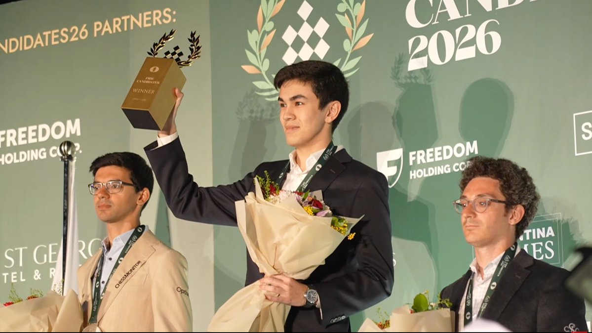 Javokhir Sindarov received the #FIDECandidates winners trophy from Vishy Anand!