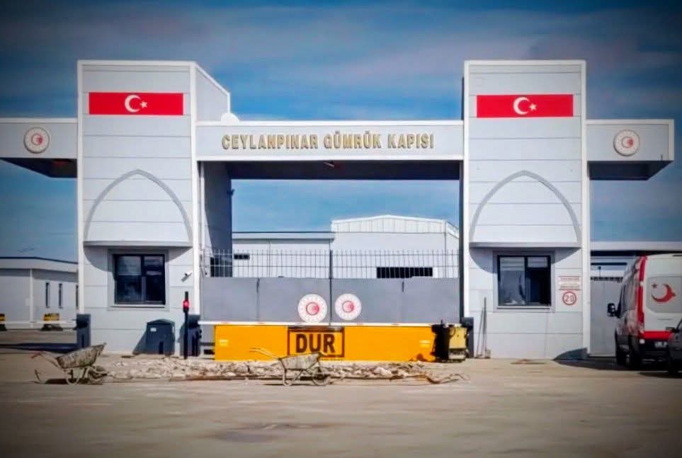 karadagferhatt's tweet photo. ❗ Ceylanpınar Gümrük Kapısı’nın karşısında bulunan Ras Al-Ayn ve Hammam sınır kapılarının kapatılmasına yönelik alınan karar, Ceylanpınarı tam anlamıyla yok saymaktır.

❗ Dünyanın en büyük tarım işletmelerinden birine sahip olan Ceylanpınar, üretim gücüyle dünyaya açılması gerekirken, bugün bir sınır kapısının dahi çok görülmesi kabul edilemez.

❗ Bu kapılar sadece  geçiş yeri değil; ticareti canlandıran, esnafa destek sunan, çiftçiye pazar sağlayan ve istihdam yaratan önemli bir merkezlerdir.

❗ Alınan bu karar, zaten ekonomik zorluklarla mücadele eden Ceylanpınar halkını daha da mağdur edecektir.

❗ Kamu kaynaklarıyla milyonlarca lira harcanarak açılan bu kapıların kapatılması, hem ekonomik kayıp hem de kamu kaynaklarının israfıdır.

❗ Alınan bu karar maalesef Ceylanpınar’ın üretim gücünü ve bölge ekonomisini zayıflatacaktır. 

❗ Bu yanlıştan derhal dönülmeli, gerekirse Suriye hükümeti ile bu konuda acilen görüşme  sağlanmalıdır...

#sanlıurfa #Ceylanpınar 

@herkesicinCHP @eczozgurozel @EnsarAytekin10  @karadagferhatt 
@muhafaza_gm @ticaret @UrfaValiligi  @cagraYusufCHP