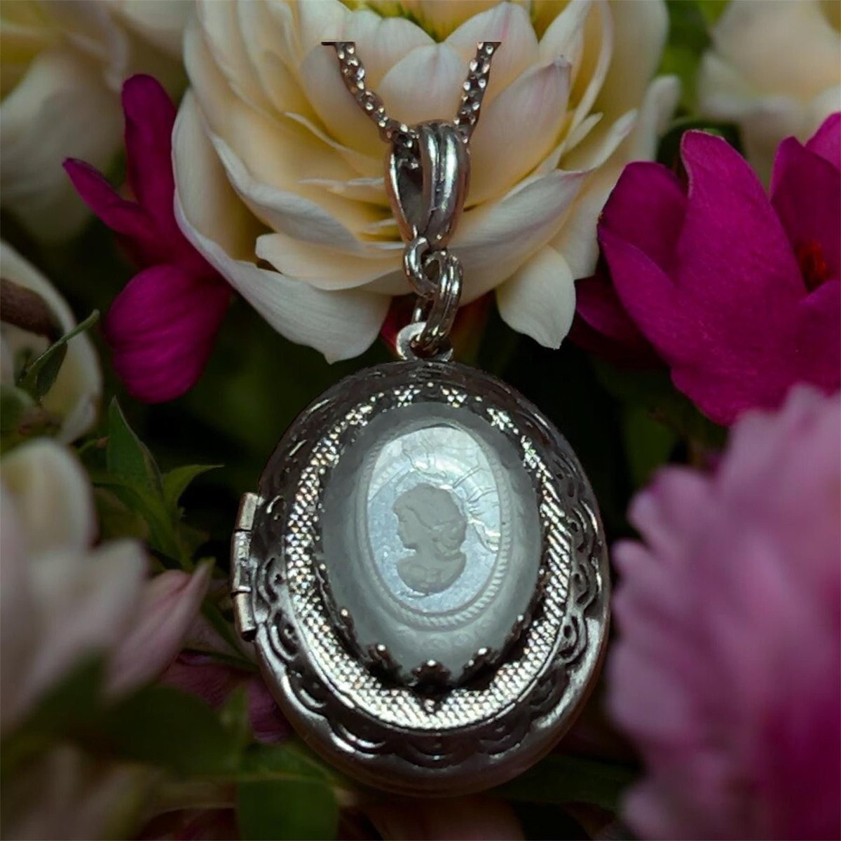 Witschy's tweet image. Vintage Oval Intaglio Crystal Lady Photo Locket: Silver Tone, 24 Inch Chain  
witchywoman.etsy.com/listing/440812…
#etsygifts #gift #womensupportingwomen #giftsforher #handmadejewelry #mothersdaygift #giftideas #MothersDay #shop #shopping #shopsmall #onlineshopping #jewelry
