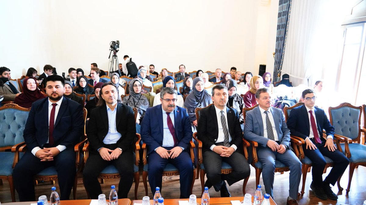BolgeArsMerkezi's tweet photo. Ankara Sosyal Bilimler Üniversitesi ev sahipliğinde, Bölge Araştırmaları Merkezi (BAM), ASBÜ İlahiyat Fakültesi ve Kudüs Çalışmaları Araştırma ve Uygulama Merkezi ortaklığında düzenlenen II. Filistin–İsrail Çalışmaları Öğrenci Sempozyumu’nda, öğrencilerimiz Filistin-İsrail meselesine ilişkin güncel gelişmeleri farklı disiplinler çerçevesinde ele aldı

Sempozyumun açış konuşmasını ASBÜ Rektörü Prof. Dr. Musa Kazım Arıcan @aricankazim gerçekleştirdi

Programda ayrıca ASBÜ İlahiyat Fakültesi Dekanı Prof. Dr. Ali Osman Kurt @ali_osman_kurt ile Türkiye İnsan Hakları ve Eşitlik Kurumu (TİHEK) Başkanı Muhammet Ecevit Carti @MUHAMMETCARTI de söz aldı

@ASBUedu 
@asbu_ilahiyat 
@tihek_kurumsal