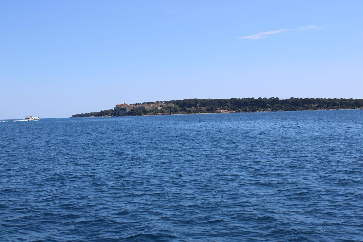 Photoni_Link's tweet photo. J'ai oublié de le faire hier, thread ballade sur l'île Saint-Honorat https://t.co/CBdSbpmBiD