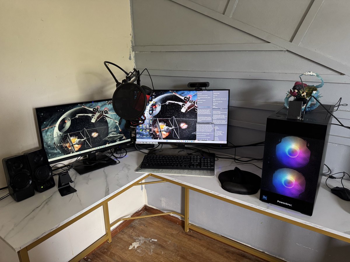 GamerRealm_'s tweet image. Finally got my PC set up with more space #pcsetup #gaming