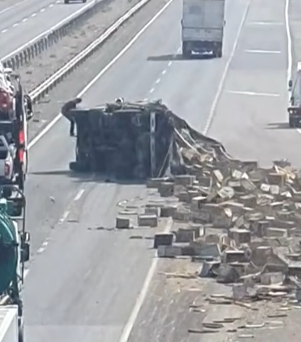 TTISantiago's tweet photo. ALTA PRECAUCIÓN (13:31). Restricción de pista derecha en #Ruta5 al norte, pasado El Manzano, km 36, debido a volcamiento de camión y caída de panales de abeja a la vía. Recomendamos a peatones NO transitar hacia este pto, y a conductores/pasajeros mantener ventanas cerradas #Tiltil