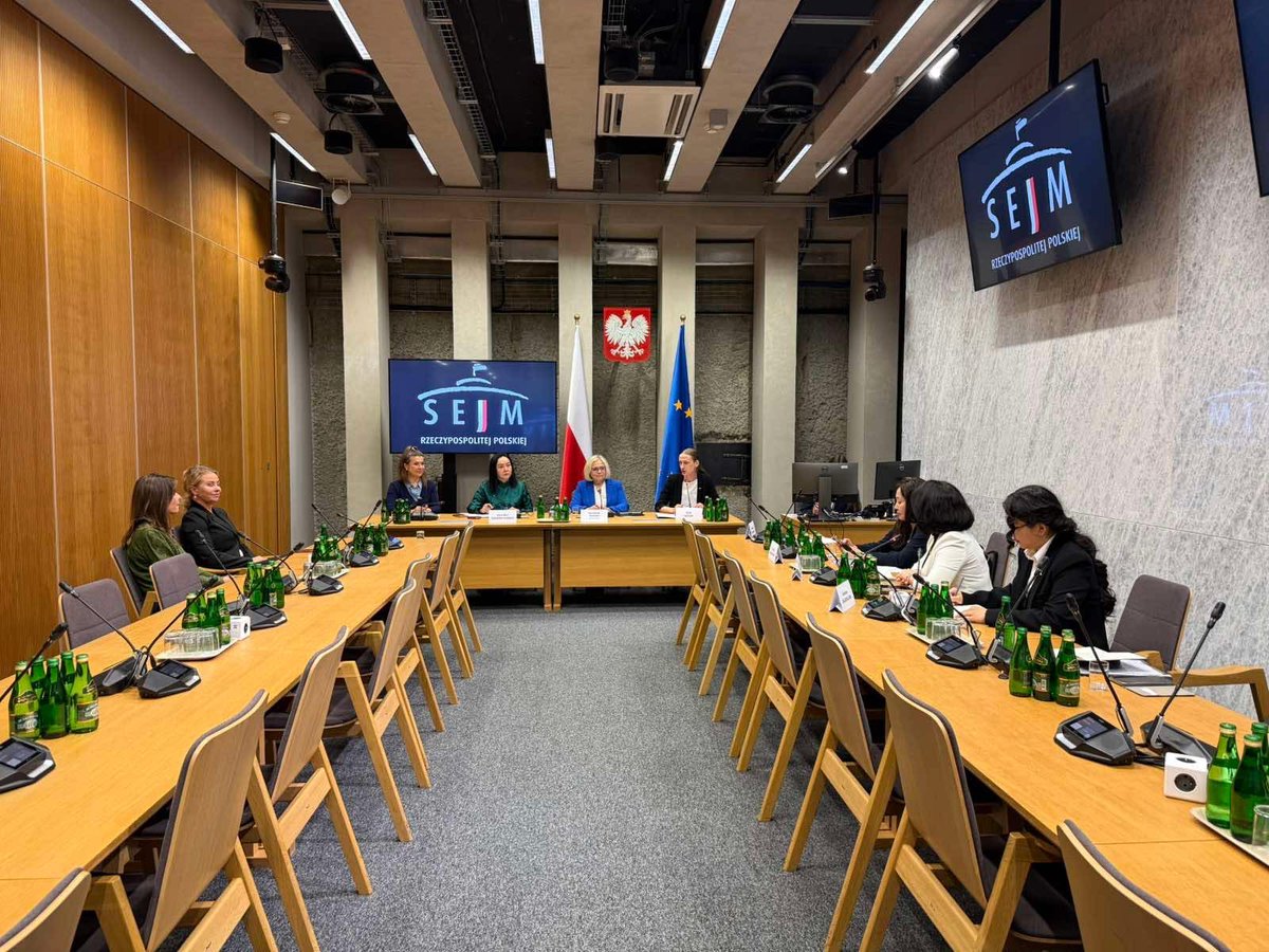 MGLEmbassy_PL's tweet photo. Эмэгтэйчүүдийн манлайллыг дэмжиж, шинэ үеийн улс төрчдийг бодлого, ёс зүй, стратегийн түвшинд бэлтгэх, нийгмийн оролцоог нэмэгдүүлэхэд чиглэсэн, хоёр орны эмэгтэй парламентчдын хамтын ажиллагааг бэхжүүлсэн үр дүнтэй арга хэмжээ боллоо. https://t.co/G2YuQj72tu
