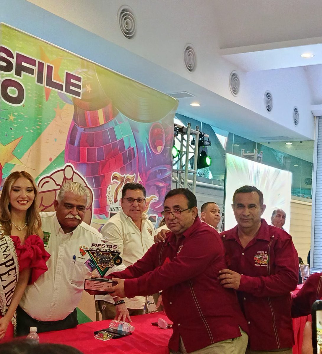 En representación de nuestro líder <a href="/lgps03101/">@lgps0310</a> y de nuestra <a href="/Seccion42_STPRM/">Seccion 42 STPRM Oficial</a> así como de nuestro Srio.Gral. <a href="/MarcoAzuara1/">Marco Azuara</a> Se hizo la entrega del reconocimiento por la participación en el desfile del Aniversario 88 de la Expropiación Petrolera en Poza Rica.
#MasUnidosQueNunca